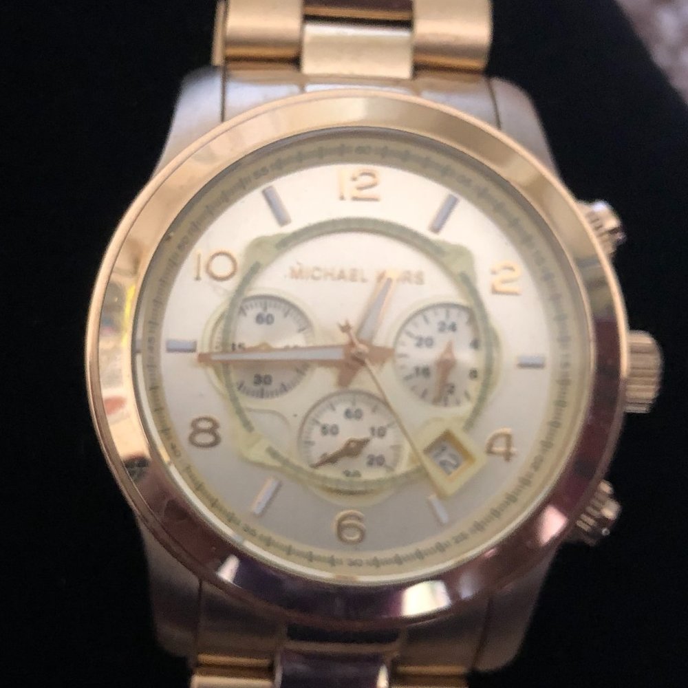 Michael Kors MK 8077 Gold Tone Watch - Picture 2 of 7